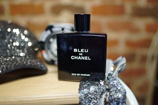 Gorra, Reloj, Colonia Chanel y Tirantes