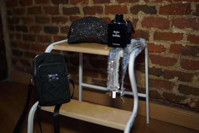 Gorra, Reloj, Colonia Chanel y Tirantes