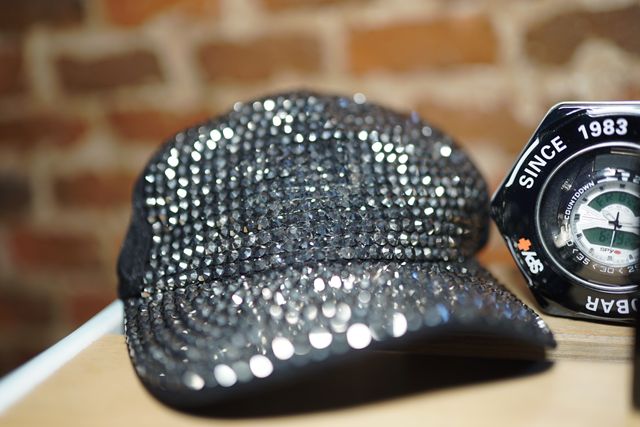 Gorra, Reloj, Colonia Chanel y Tirantes