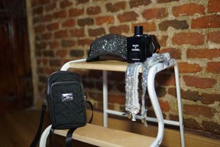 Gorra, Reloj, Colonia Chanel y Tirantes