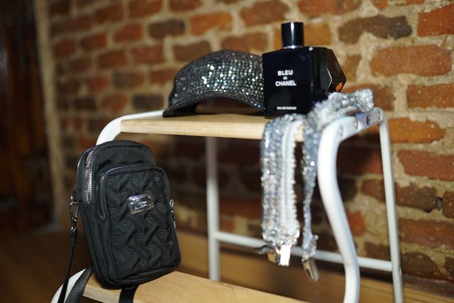 Gorra, Reloj, Colonia Chanel y Tirantes