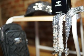 Gorra, Reloj, Colonia Chanel y Tirantes