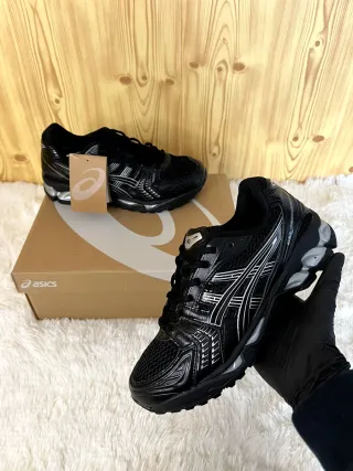 Zapatillas Asics Negras y Plateadas