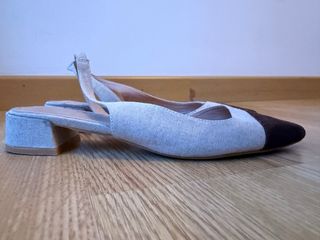 Zapatos planos punta beige y marrón