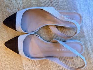 Zapatos planos punta beige y marrón