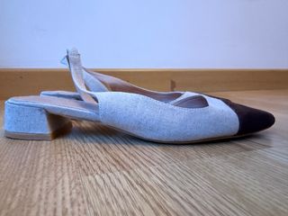 Zapatos planos punta beige y marrón