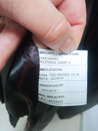 Gabardina de piel negra