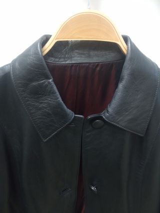 Gabardina de piel negra