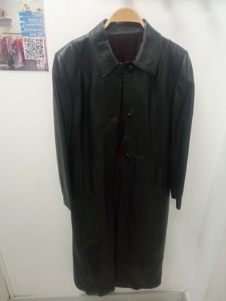 Gabardina de piel negra