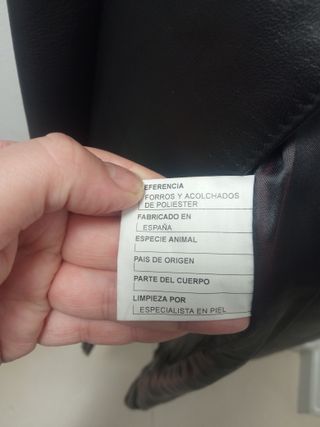 Gabardina de piel negra