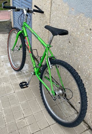 Bicicleta de montaña verde dos diferentes