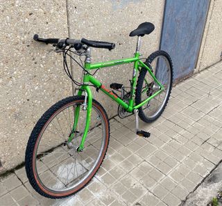 Bicicleta de montaña verde dos diferentes