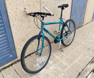 Bicicleta de montaña verde dos diferentes
