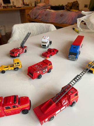 Lote di auto e giocattoli