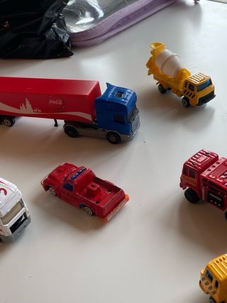 Lote di auto e giocattoli