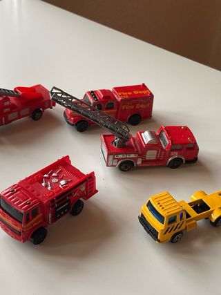 Lote di auto e giocattoli