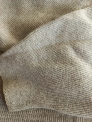 Jersey cuello alto beige, con un 89 % de lana