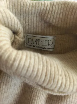 Jersey cuello alto beige, con un 89 % de lana