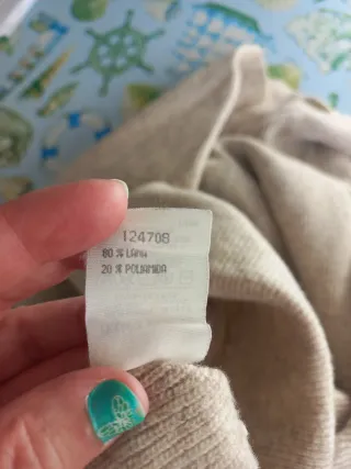 Jersey cuello alto beige, con un 89 % de lana