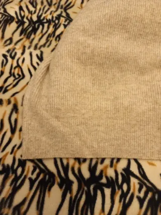 Jersey cuello alto beige, con un 89 % de lana