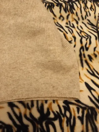 Jersey cuello alto beige, con un 89 % de lana