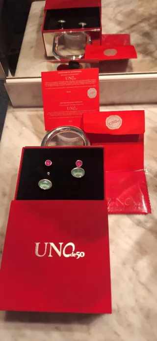 Pendientes Uno de 50 Verdes y Rosas