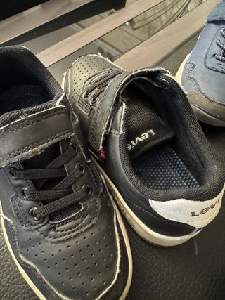 Confezione di scarpe sportive per bambini + REGALO