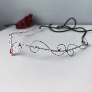 Diadema élfica plata con detalles rojos