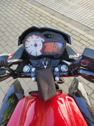 Moto Yamaha Roja con Baúl