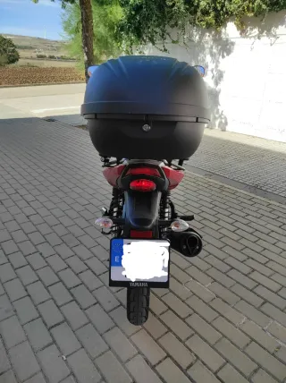 Moto Yamaha Roja con Baúl