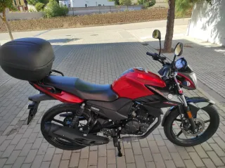 Moto Yamaha Roja con Baúl