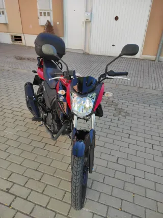 Moto Yamaha Roja con Baúl