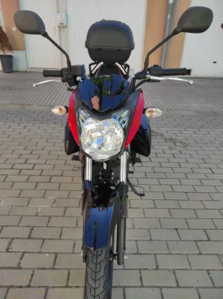 Moto Yamaha Roja con Baúl