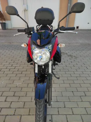 Moto Yamaha Roja con Baúl