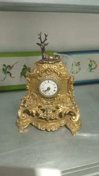 Reloj de sobremesa antiguo dorado