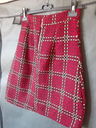 Falda de tejido tweed. Nueva sin estrenar. De cint