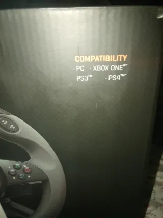 Volante Krom con pedales multiplataforma