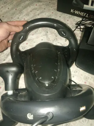 Volante Krom con pedales multiplataforma