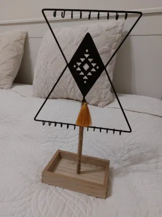 Joyero Triángulo Negro con Base Madera