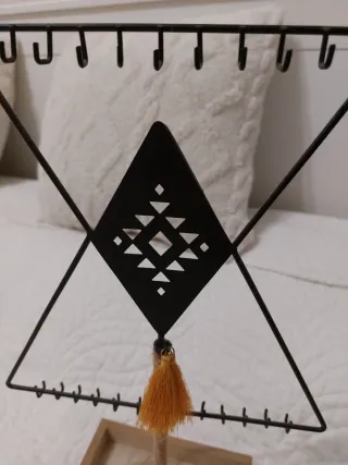 Joyero Triángulo Negro con Base Madera
