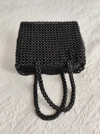 Bolso Wallis negro semillas entrelazadas.