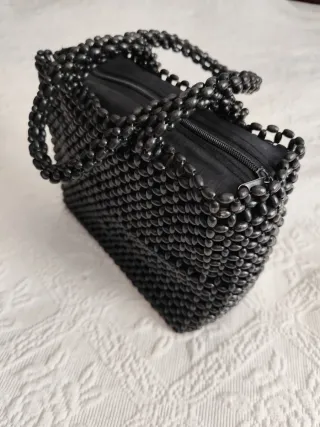 Bolso Wallis negro semillas entrelazadas.