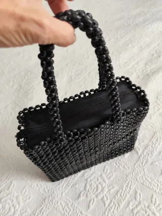 Bolso Wallis negro semillas entrelazadas.