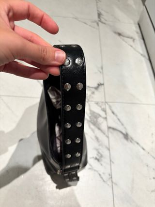 Bolso Parfois negro con tachuelas