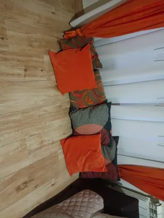 Cortinas Naranja y Blancas. Se regalan cojines