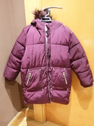 Chaqueta acolchada granate con gorro