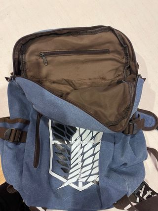 Mochila Attack on Titan Azul y Blanca