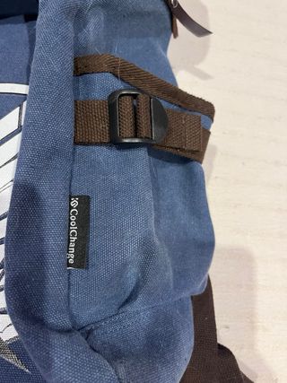Mochila Attack on Titan Azul y Blanca