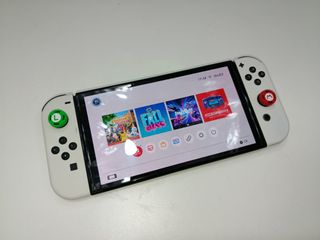 Nintendo Switch OLED con giochi