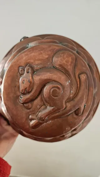 Stampo in rame antico con scoiattolo